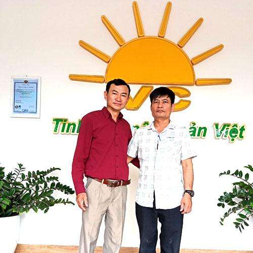 Chân dung Ông Vũ Đình Bẩy - Giám đốc công ty TNHH Một Thành Viên Vũ Công (người đứng bên trái)
