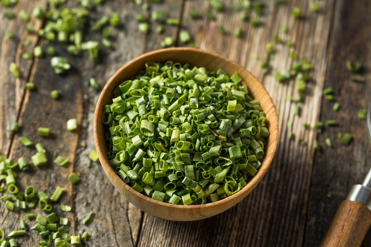 Hành lá sấy khô Vũ Công – Gia vị tiện lợi, giữ trọn hương vị Việt trong từng món ăn