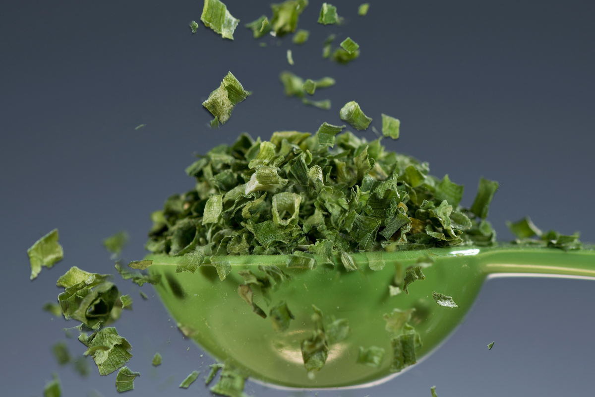 Hành lá sấy khô Vũ Công – Gia vị tiện lợi, giữ trọn hương vị Việt trong từng món ăn