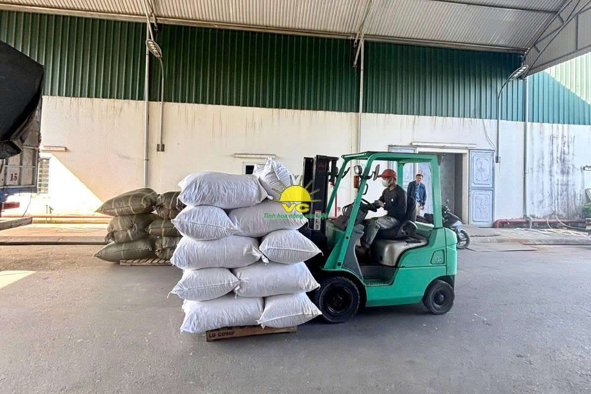 Phía sau một nhà máy hiện đại là những trái tim yêu nông sản Vũ Công