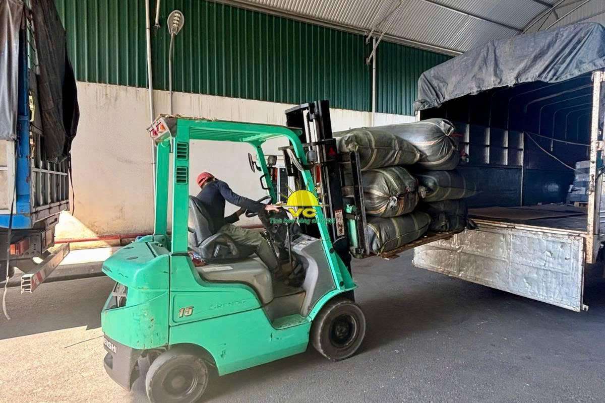 Phía sau một nhà máy hiện đại là những trái tim yêu nông sản Vũ Công