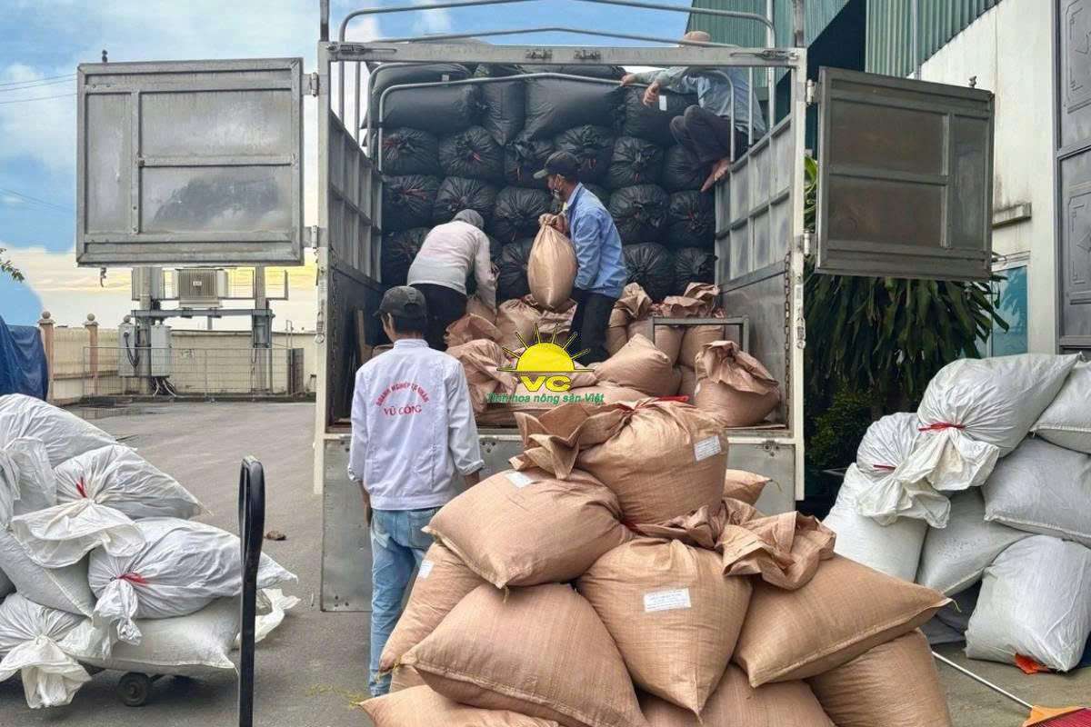 Phía sau một nhà máy hiện đại là những trái tim yêu nông sản Vũ Công