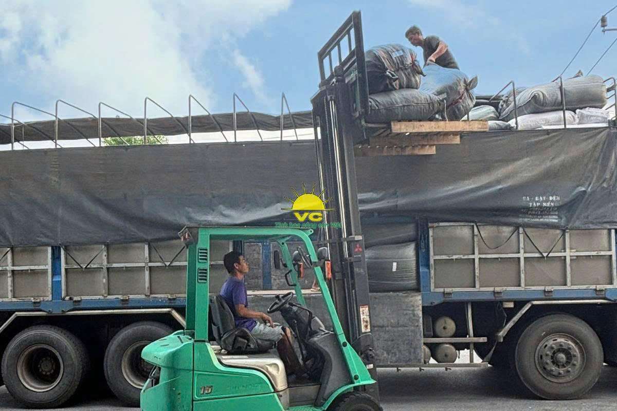 Phía sau một nhà máy hiện đại là những trái tim yêu nông sản Vũ Công