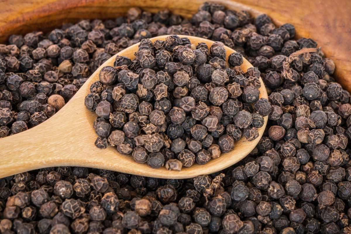 Nhận Biết Tiêu Đen Và Tiêu Trắng Chính Xác Nhất (Đừng nhầm khi mua và nấu)