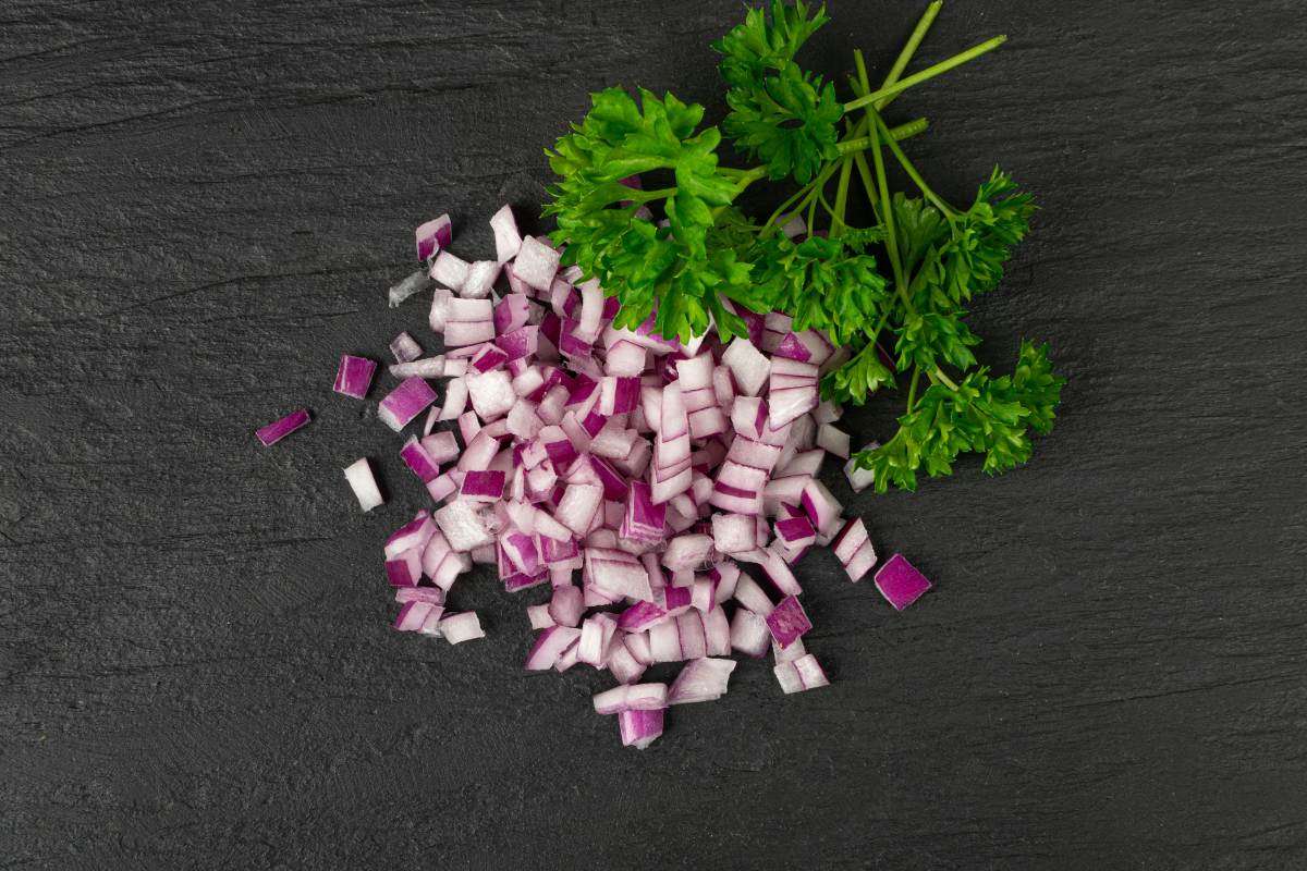 Cách Lột Vỏ Hành Tím Nhanh, Không Cay Mắt: 7 Mẹo Đơn Giản