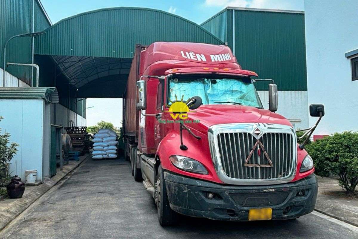 Khi xuất khẩu gặp khó, nhà máy Vũ Công thúc đẩy tiêu thụ nội địa để giữ nhịp sản xuất nông nghiệp